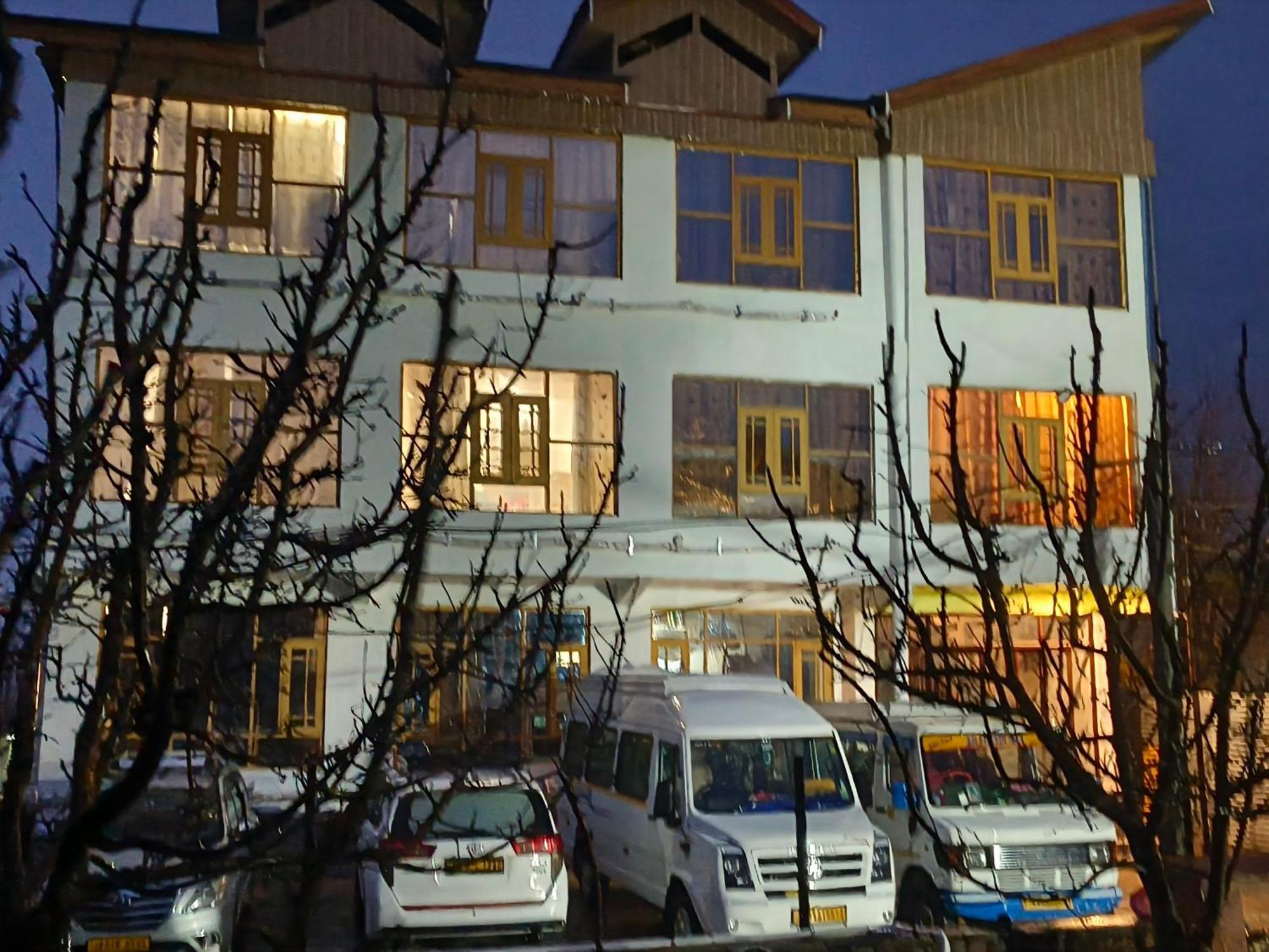 Hotel Gulmarg Residency, Kunzer Гульмарг Экстерьер фото